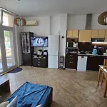 Апартамент Grand Kamelia C1 *